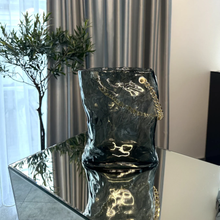 فازة زجاج مع سلسال ذهبي