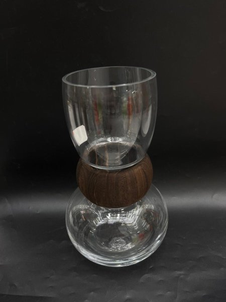 فازة زجاج مع حلقة خشب