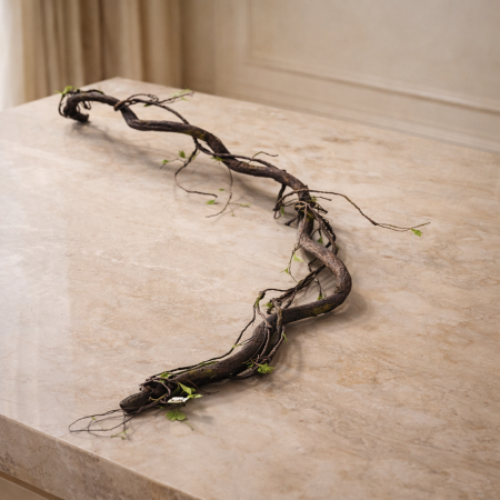 جذع شجرة صناعي مع طحالب