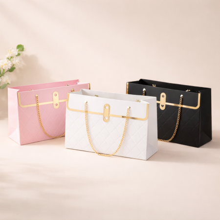 اكياس كرتون مع سلسال ذهبي حجم صغير