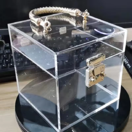صندوق اكريليك مربع مع يد ذهبي